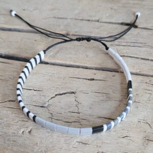 Tila Miyuki black&white